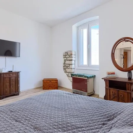 Appartement Large In Centre Pula! *