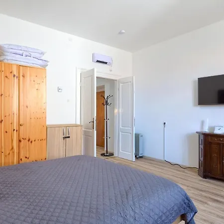 Appartement Large In Centre Pula! *